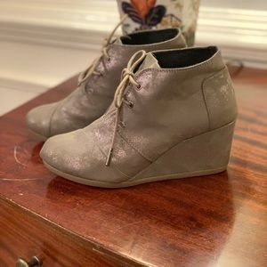 TOMS WEDGES!!